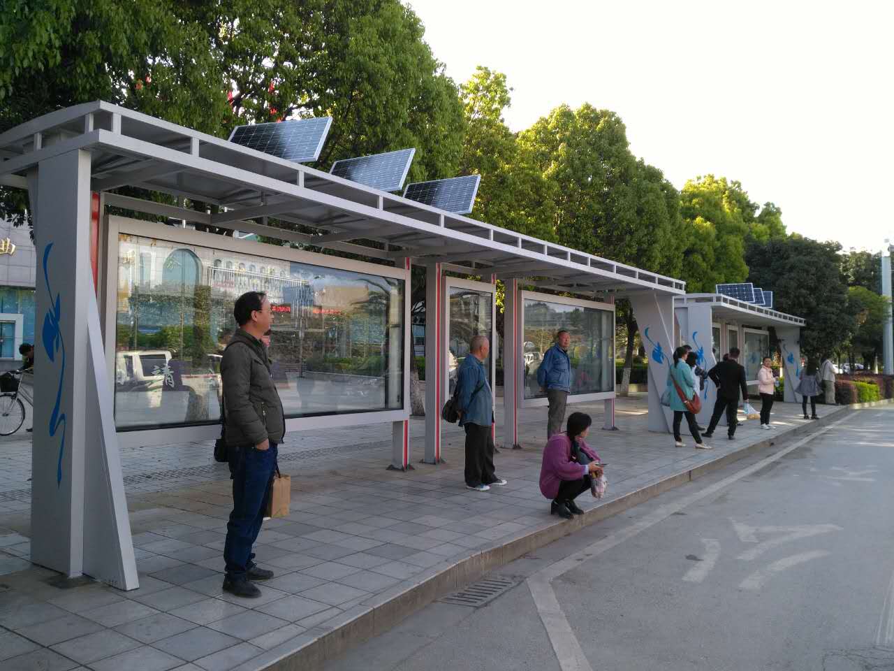 【鑫泰來候車亭】云南省曲靖市太陽能系統(tǒng)的公交站臺(tái)項(xiàng)目完工移交使用