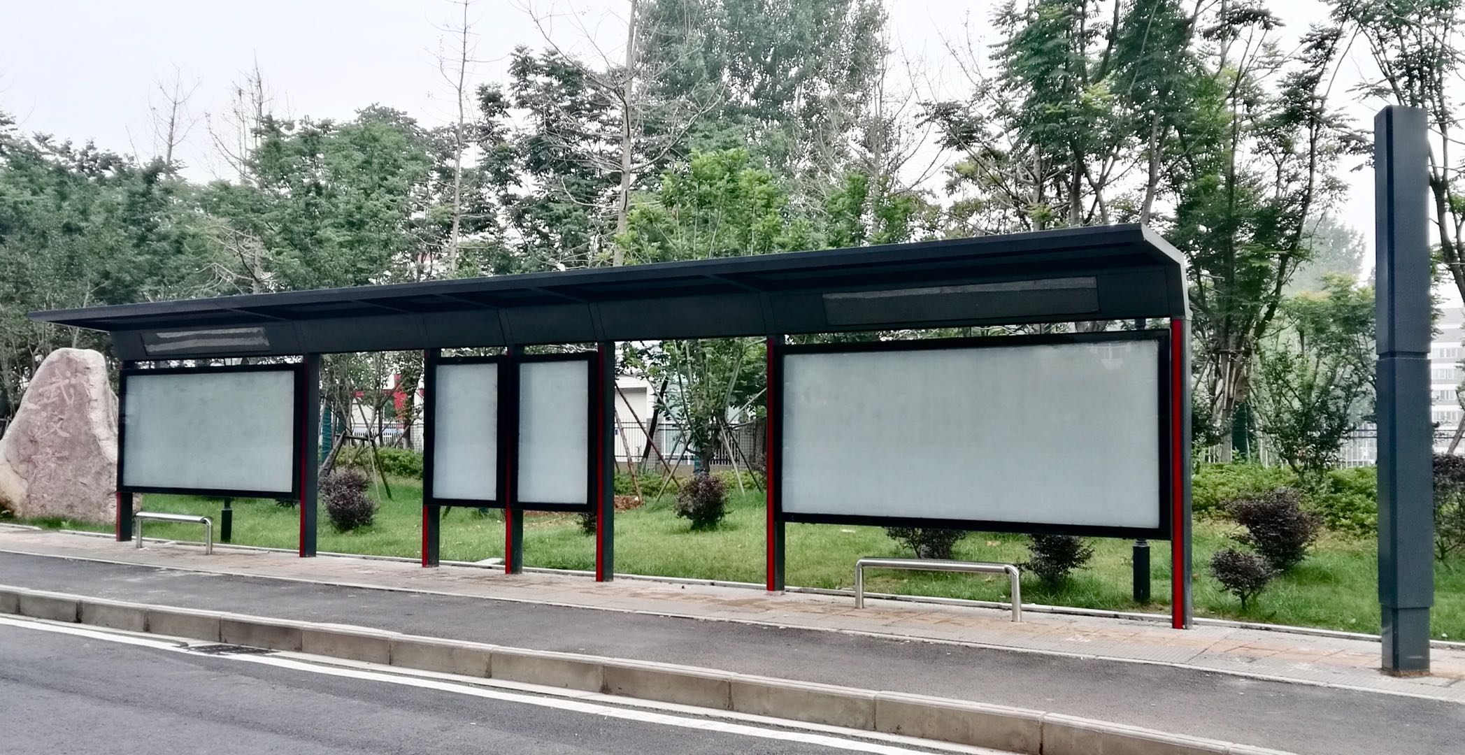 湖北省武漢市公交候車亭修建完成