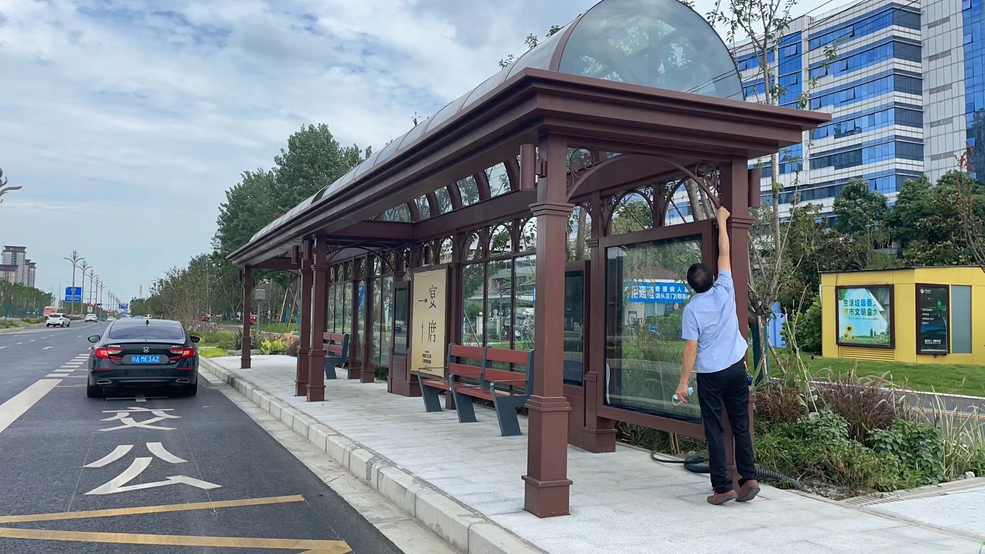 成都市彭州三環(huán)路智慧公交候車亭修建完成